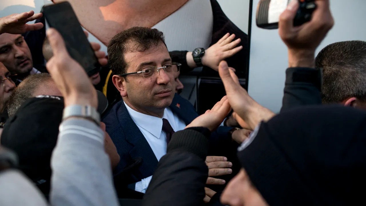Primarul oraşului Istanbul, opozant al lui Erdogan, a fost condamnat la închisoare pentru insultarea unor oficiali turci