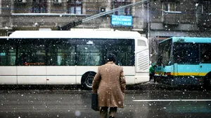 Oprescu către directorul RATB: Vă scoateţi oamenii acum, alunecă cetăţenii ca pe patinoar