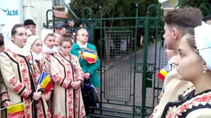 Membri ai ALDE petrec în curtea sediului central al partidului, cu muzică populară şi mâncare tradiţională