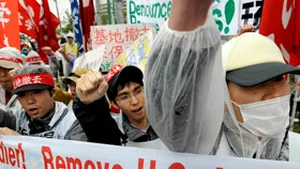 Okinawa: Mii de persoane protestează faţă de prezenţa militară americană pe insulă