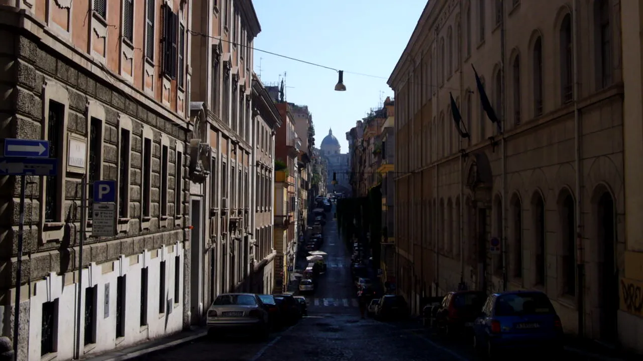 Refugiul tăcut din mijlocul haosului: Curtea secretă din Roma unde zgomotul orașului dispare instant