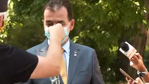 VIDEO Protestatarul „Ceauşescu” a intervenit în direct peste declaraţiile lui Orban şi i-a oferit un lanţ. Reacţia premierului