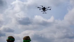 Alertă într-o țară NATO din cauza unor drone. Șefii statului, duși în buncăr, transportul public, oprit