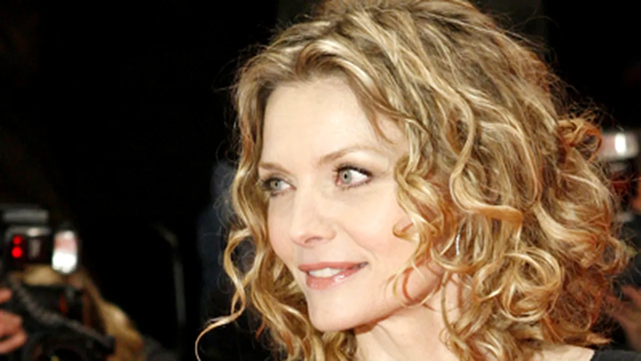 Michelle Pfeiffer, în pat cu un tânăr de 19 ani