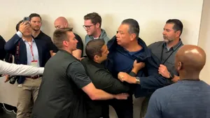 Senatorul american Alex Padilla, bruscat și încătușat la o conferință de presă din Los Angeles. Kamala Harris: un abuz de putere rușinos