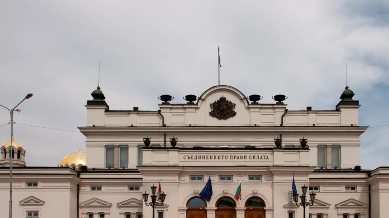 BREAKING NEWS: Proteste violente în Bulgaria faţă de certificatul COVID-19. Manifestanţii au atacat Parlamentul