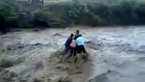 VIDEO ŞOCANT: O familie din India este luată de apele unei cascade