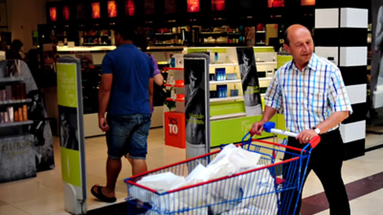 Băsescu a făcut cumpărături la Carrefour