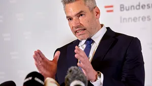 COVID-19 la vârful Austriei. Cancelarul Karl Nehammer, nevoit să muncească în izolare