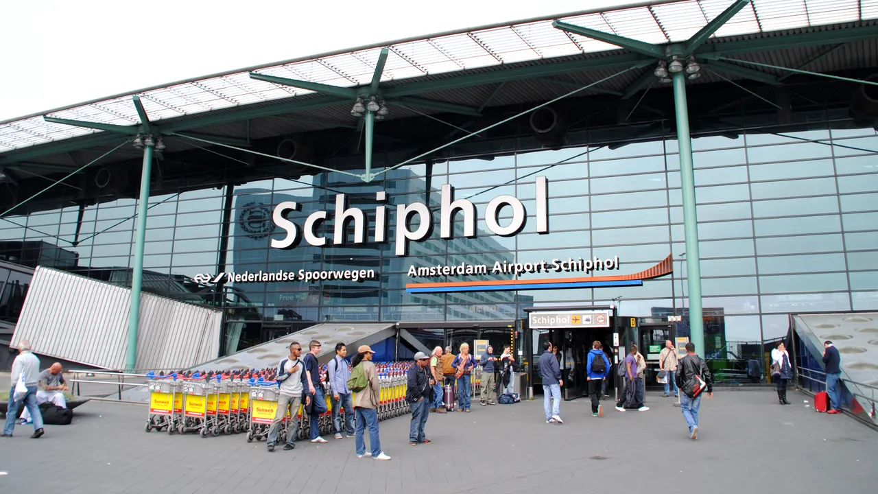 Furtună severă în Olanda. Aeroportul din Amsterdam a anulat toate zborurile. Situaţia curselor spre şi dinspre România/ IMAGINI cu oameni luaţi de vânt