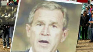 Un artist britanic a realizat portretul lui Bush din bucăţi de reviste pornografice