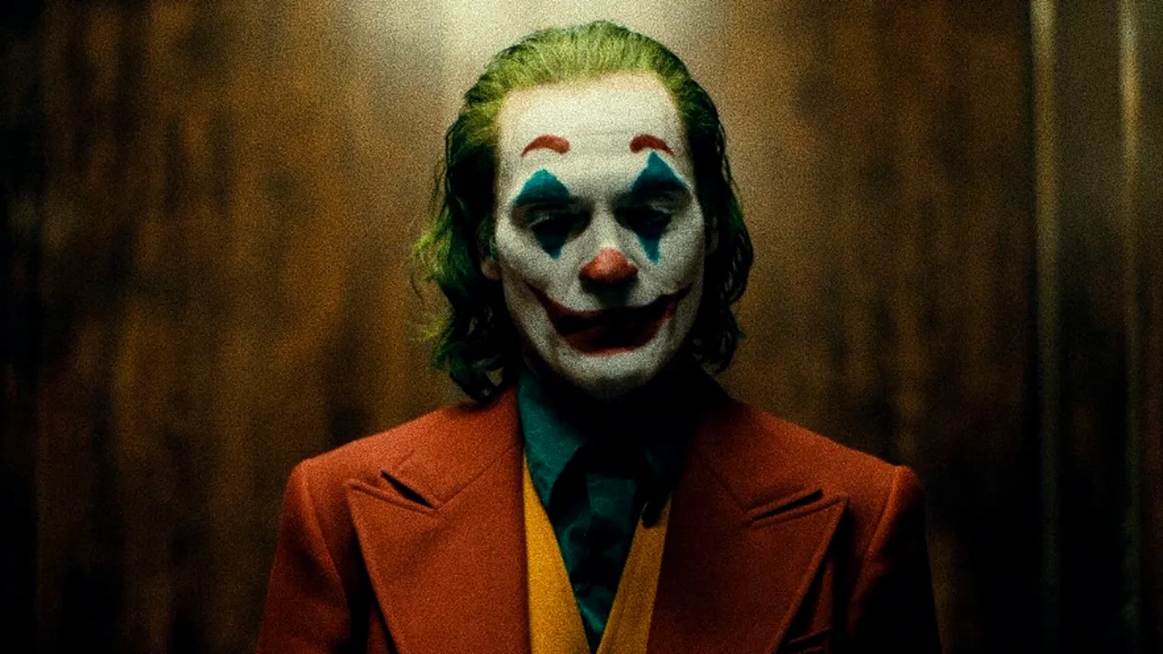 Joaquin Phoenix îşi surprinde fanii la proiecţia ”Joker”. Actorul, apariţie neaşteptată în sala de cinema - VIDEO