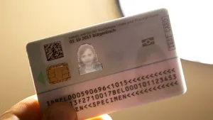 Detalii despre noile cărţi de identitate cu cip. Românii nu vor mai putea ieşi din ţară cu buletinele simple, începând de anul viitor
