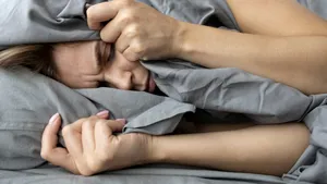 Trucul care te face să adormi instantaneu când te trezești noaptea. Medicii confirmă: funcționează