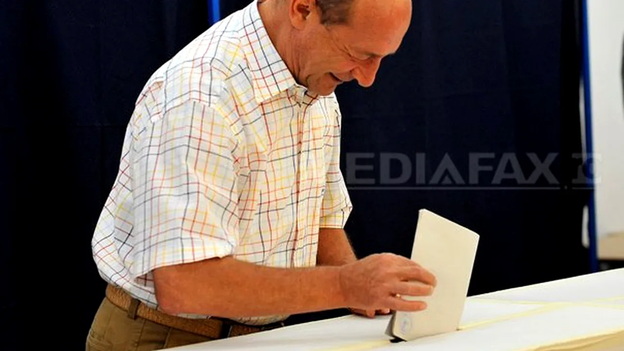 ALEGERI LOCALE 2012 - Candidaţii la primării şi politicienii au votat. Cum a fost întâmpinat preşedintele Băsescu la ieşirea de la urne
