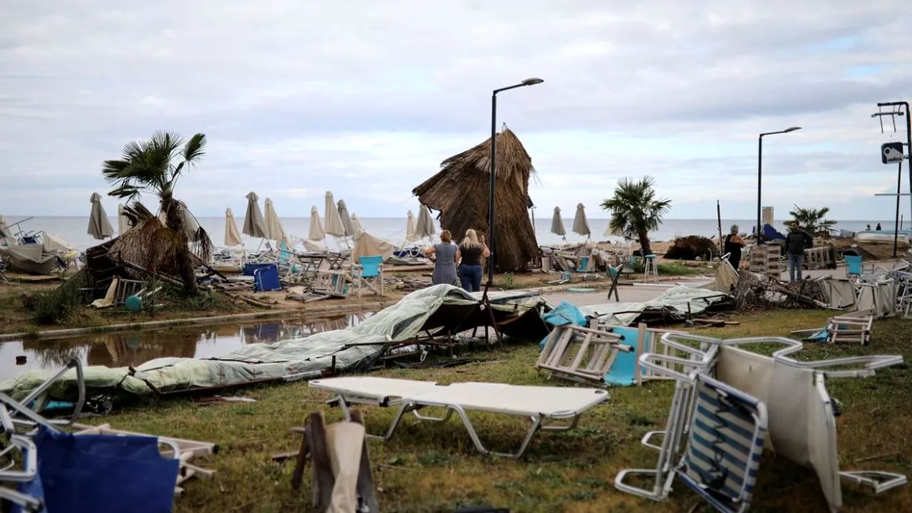 Femeia şi băiatul de 8 ani, care au murit în furtuna din Halkidiki, au fost înmormântaţi/ Slujba religioasă a fost oficiată de mitropolitul Clujului