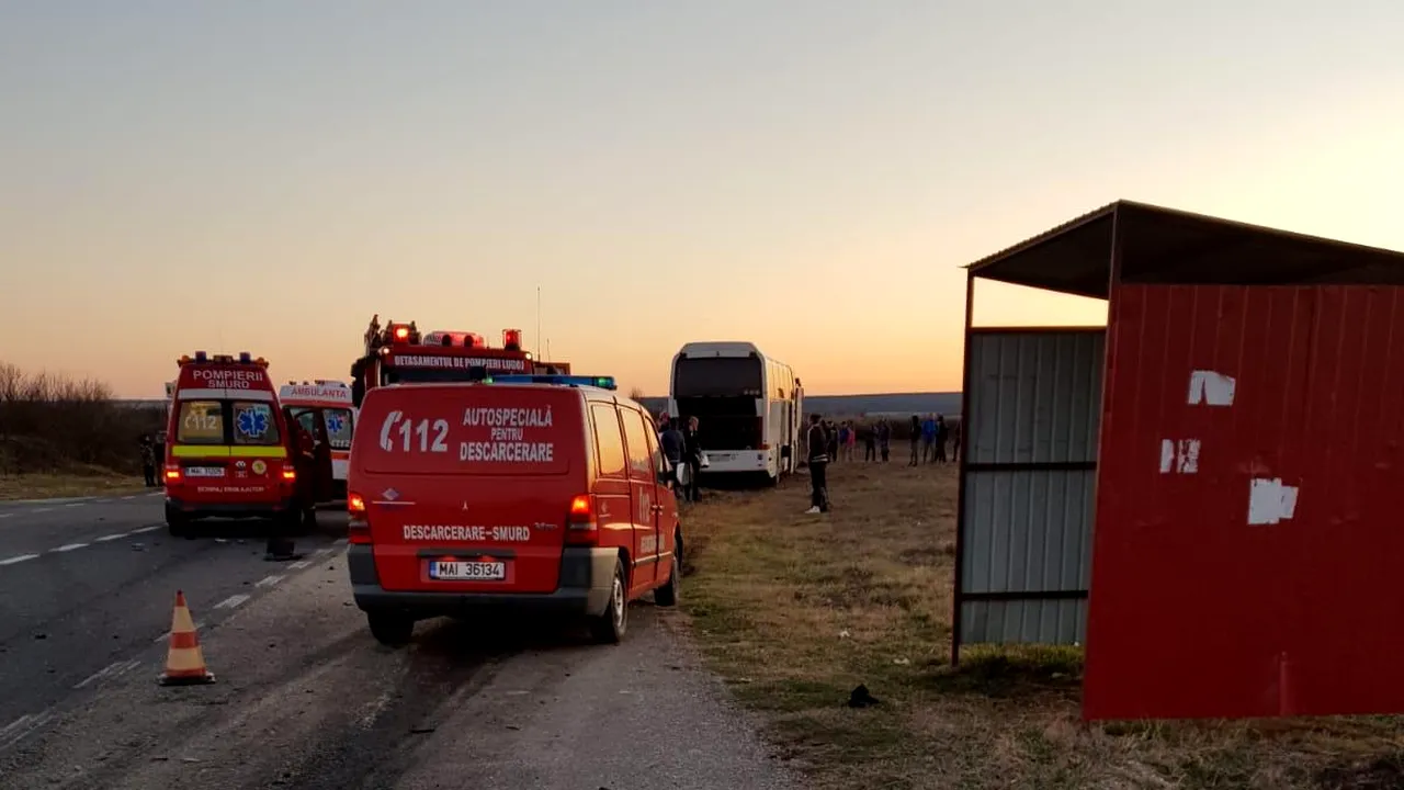 Accident grav în Timiş după ce un autocar şi o maşină au intrat în coliziune: O persoană a murit, iar cel puţin cinci persoane au fost rănite | FOTO