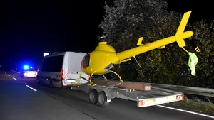 Cu elicopterul pe autostradă. Poliţia germană a descoperit doi români care transportau un elicopter cu o remorcă auto