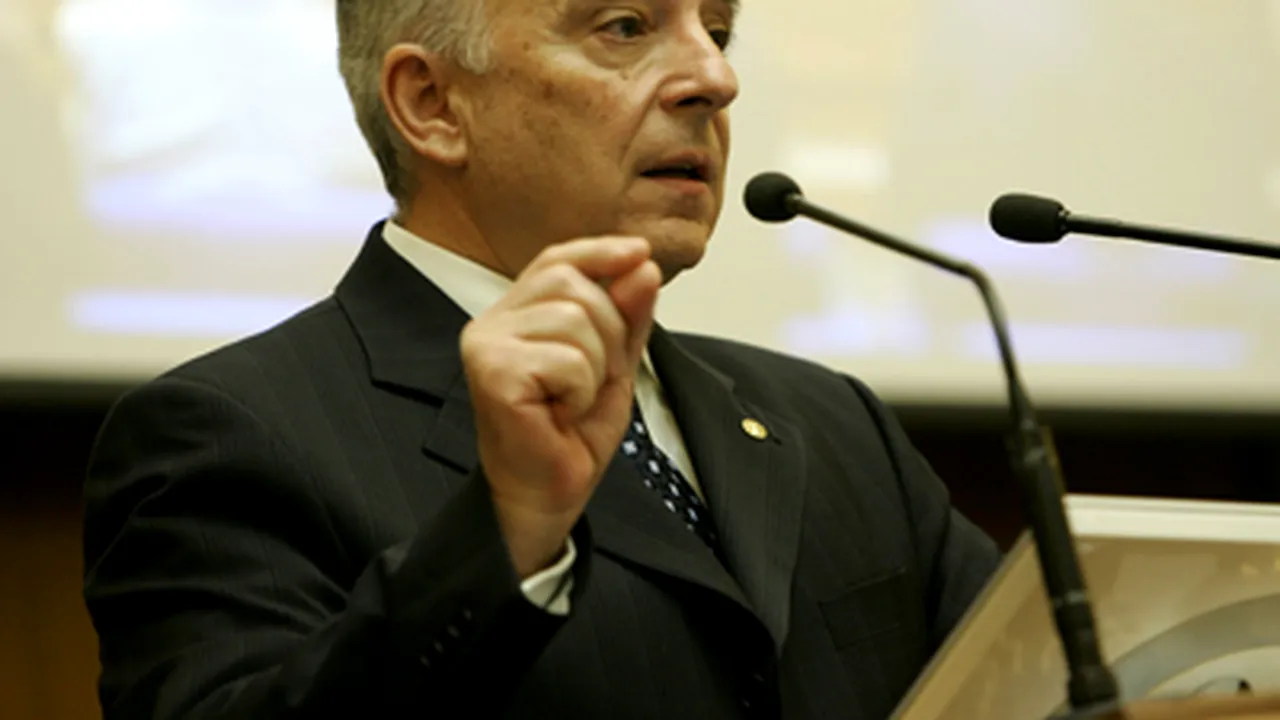 Isărescu: Absorbţia fondurilor UE trebuie reluată treptat