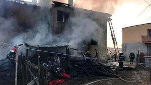 Incendiu în Cluj: Flăcările au afectat mai multe anexe şi acoperişul unui bloc - VIDEO / FOTO