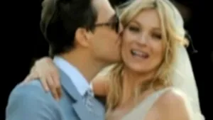 Kate Moss s-a căsătorit, vineri, cu rockerul Jamie Hince - VIDEO