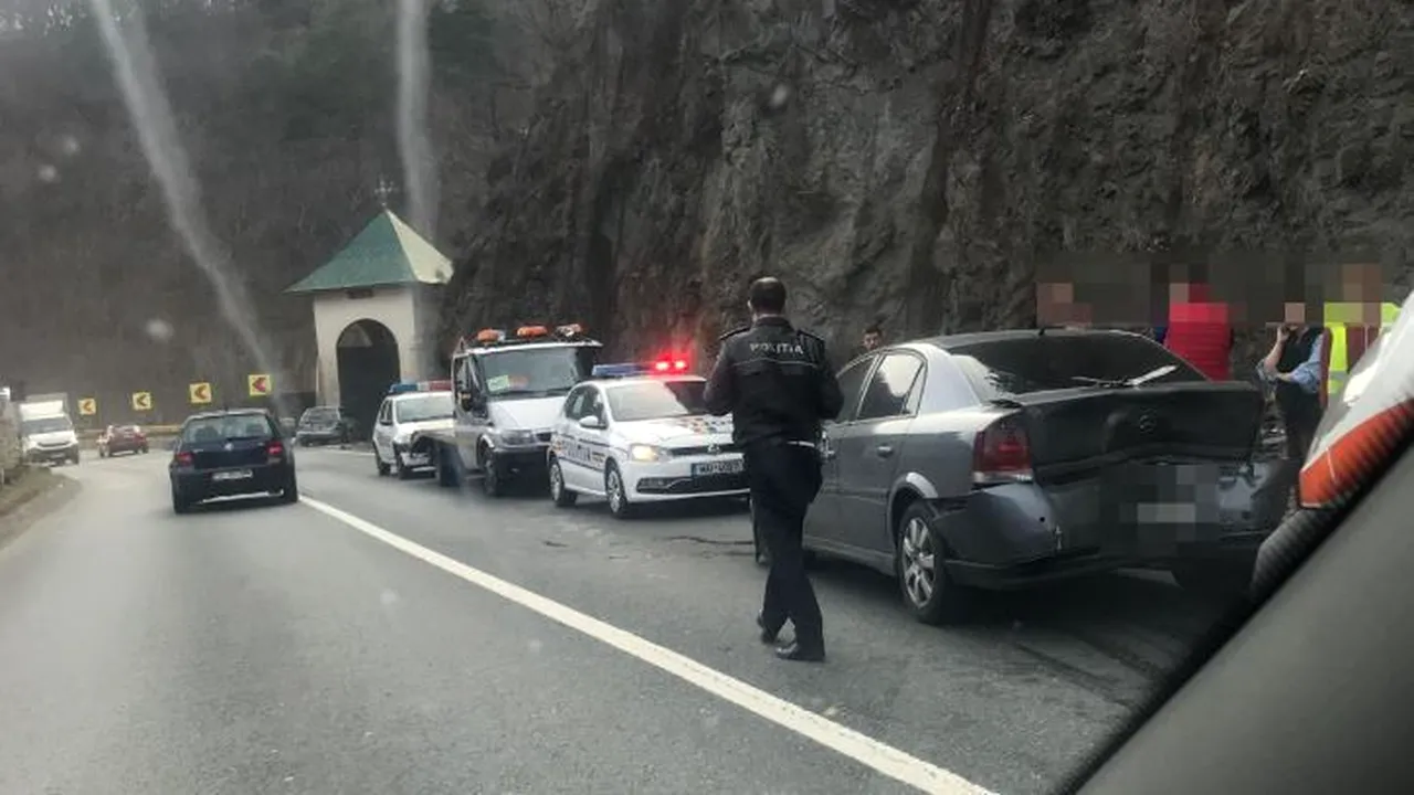 Patru copii duşi la spital după un accident între trei maşini şi un camion