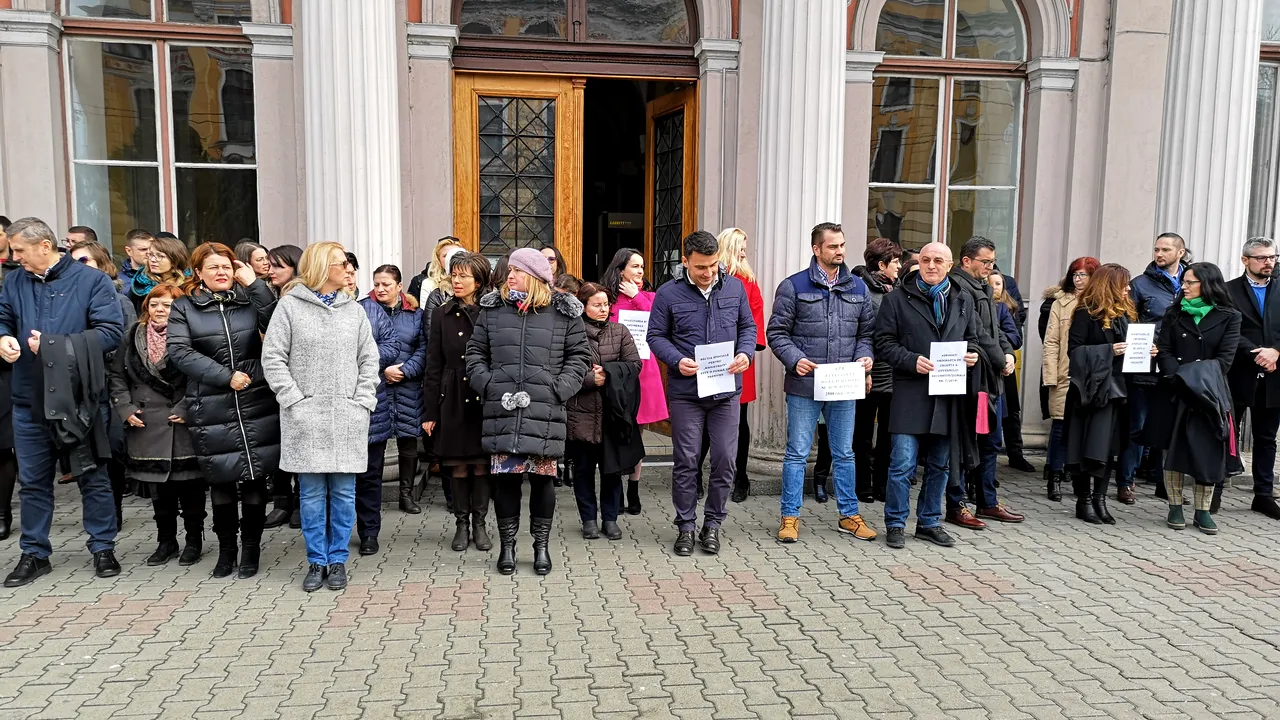 Nou protest al judecătorilor şi procurorilor la Cluj privind OUG pe legile justiţiei: Abrogarea art. 54 nu ajunge/ Membru Guvern: Nu este un lucru de apreciat | FOTO, VIDEO