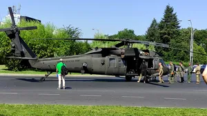 Glumă după aterizarea elicopterului Black Hawk în Piaţa Charles de Gaulle: Cine are prioritate în intersecţie?