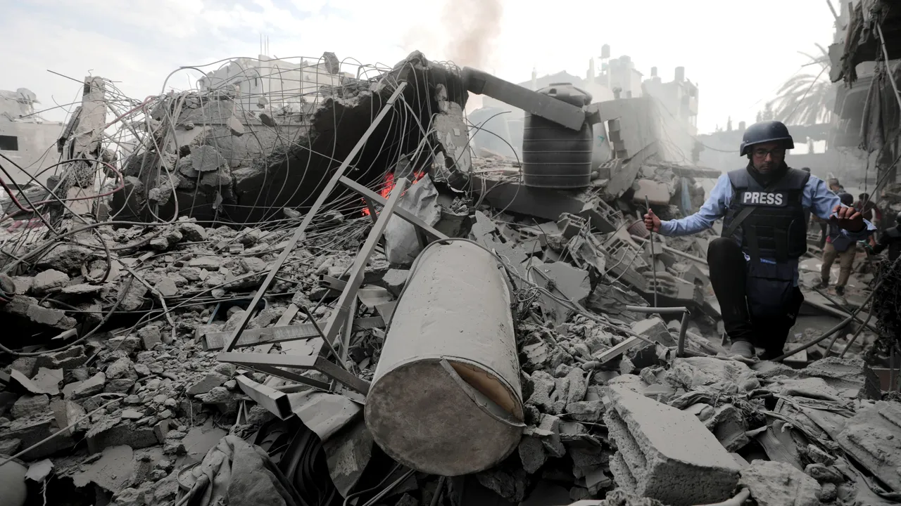 Războiul Israel-Hamas. Israelul susţine că a găsit arme şi indicii că Hamas a ţinut ostatici în subsolul unui spital / Mass-media americană: acordul asupra ostaticilor este aproape / Hamas a distribuit un videoclip cu o femeie-soldat israeliană: ucisă într-un atac aerian al IDF / Erdogan, contrat de Scholz / Ciocniri în Cisiordania, statuia lui Arafat a fost dărâmată