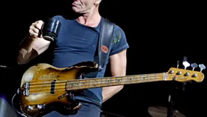 Sting a fost fotografiat în timp ce ieşea dintr-un bordel