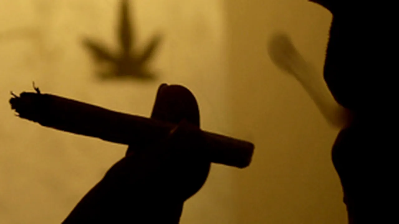 Fumatul unui joint are efectul a cinci ţigări asupra plămânilor