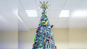 Cuţite în loc de globuri. Aeroportul care a decorat bradul de Crăciun cu obiectele confiscate de la pasageri