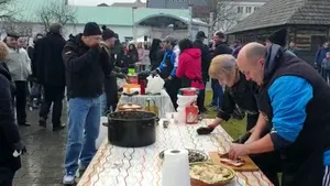 Obiceiuri străvechi de Crăciun, la Bistriţa: Ateliere de turtă dulce, globuri şi alte meşteşuguri, dar şi la tăiatul porcului. VIDEO