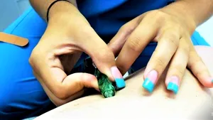 Asistentele de la Chirurgie dintr-un spital judeţean sunt somate să renunţe la „uniformele mulate provocatoare” şi unghiile colorate