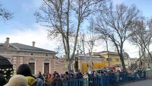 Sute de oameni s-au înghesuit la moaştele Sfântului Nicolae, în faţa unei biserici din Brăila