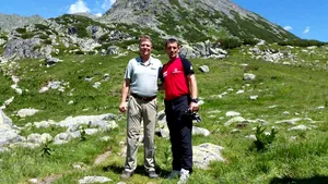 FOTO | Preşedintele Klaus Iohannis şi soţia sa, în drumeţie montană la Lacul Bucura, în Munţii Retezat, unde s-au fotografiat cu turiştii