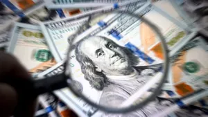 Dolarul, în scădere în raport cu leul. Fost ministru de Finanțe: Nu s-a apreciat leul