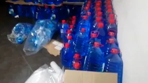 Bărbaţii care au produs spirt contrafăcut au fost arestaţi preventiv. 10 oameni au murit