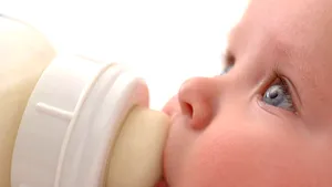 Riscă să MOARĂ când DOARME: Povestea fetiţei care respiră 21 de ore pe zi printr-un tub