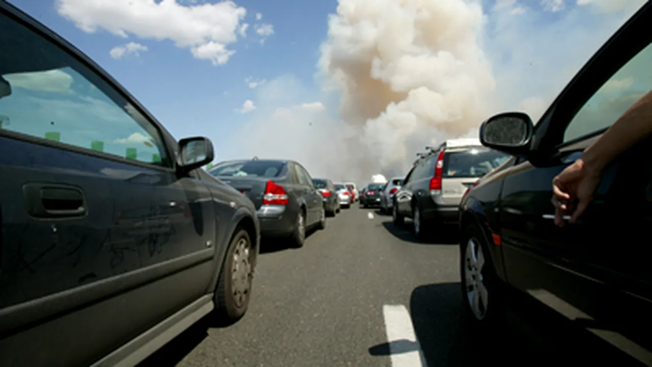 Incendii de vegetaţie au îngreunat traficul pe autostrada Bucureşti-Piteşti