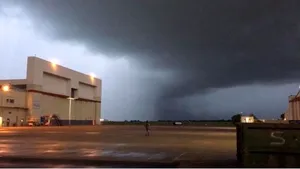 Panică într-un aeroport: O tornadă a trecut MILIMETRIC pe lângă pistă. Pasagerii, avertizaţi să se adăpostească | FOTO