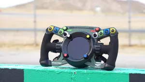 Bentley în colaborare cu Fanatec au creat un volan unic. Invenţia poate fi folosită atât într-o maşină reală, cât şi într-un simulator virtual