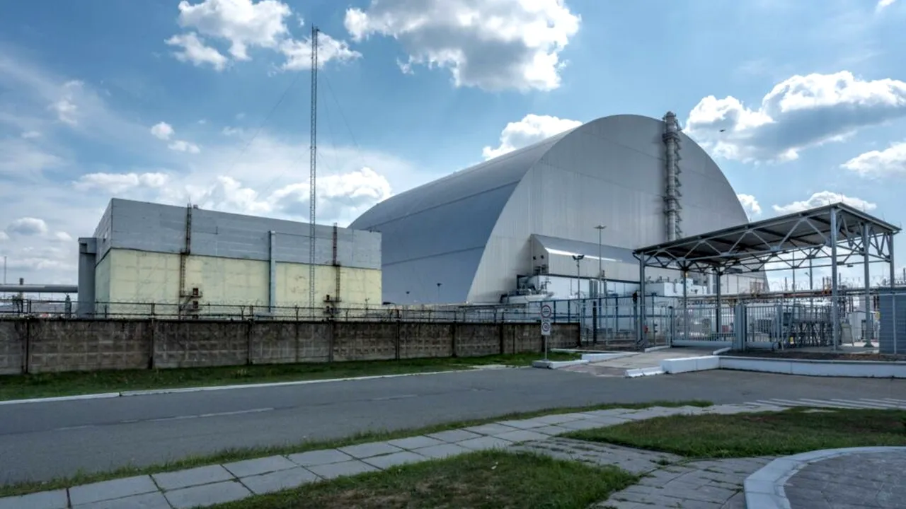 Scutul de protecție de la Cernobîl, avariat în război, intră în reparații