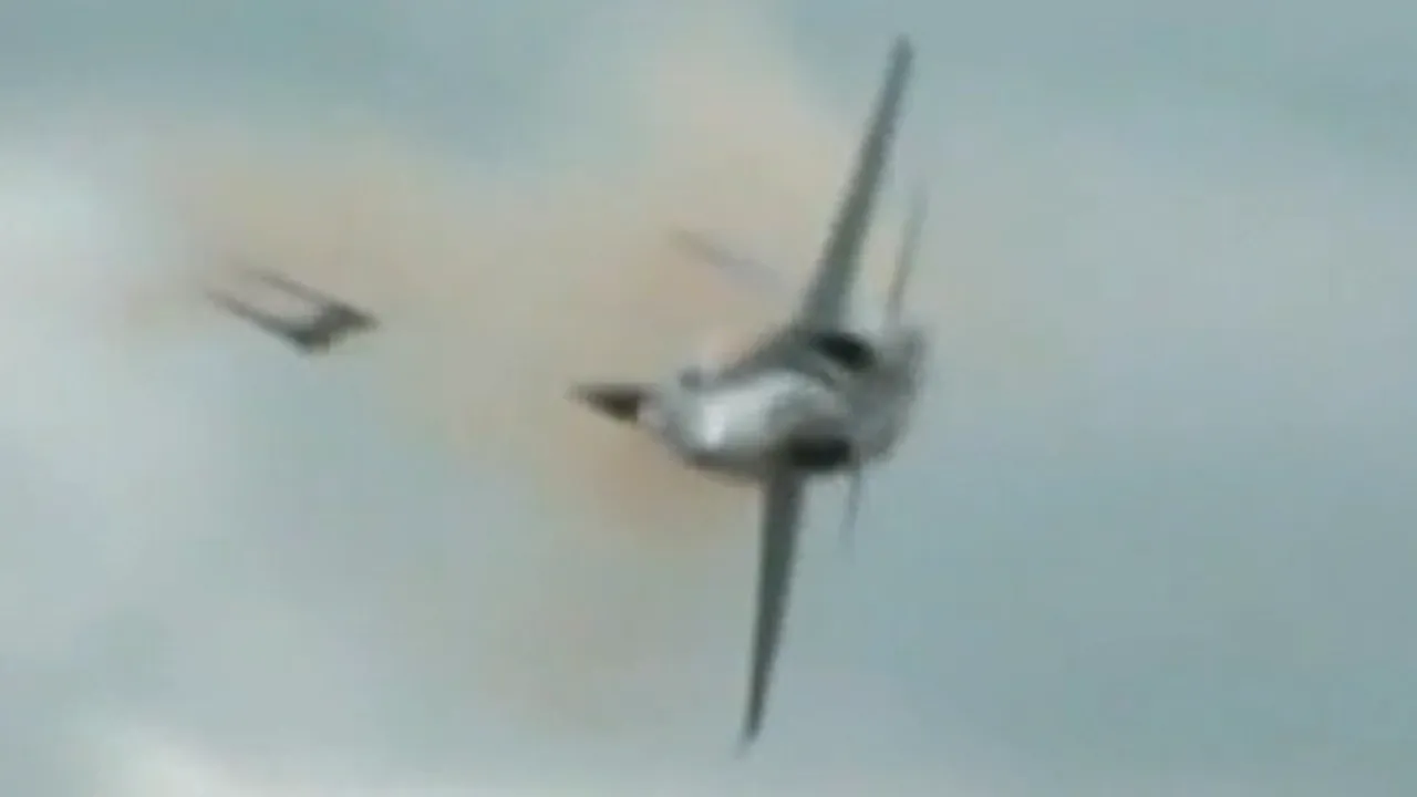 Pilotul unui avion militar canadian care s-a prăbuşit, catapultat în ultimul moment - VIDEO