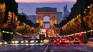 Parisul intenţionează să interzică circulaţia maşinilor cu combustie internă din 2030