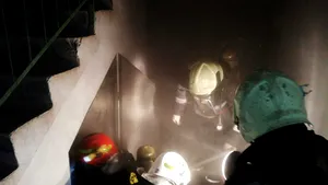 Incendiu puternic la subsolul unui bloc din Vaslui. Zece locatari au reuşit să se salveze singuri. VIDEO
