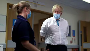 Medicii din Regatul Unit ar putea fi obligaţi să se vaccineze