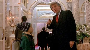 Actorul Macaulay Culkin susţine să fie scoasă apariţia lui Donald Trump din filmul „Sigur Acasă 2”