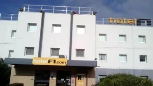 Bărbat înarmat, baricadat într-un hotel din Franţa - FOTO