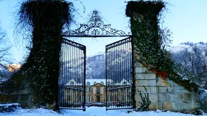 Cum a reuşit un cuplu să cumpere un castel cu 94 de camere la preţul unui AUTOMOBIL